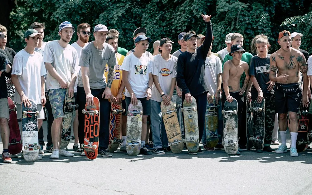 Skater-Gruppe mit Skateboards